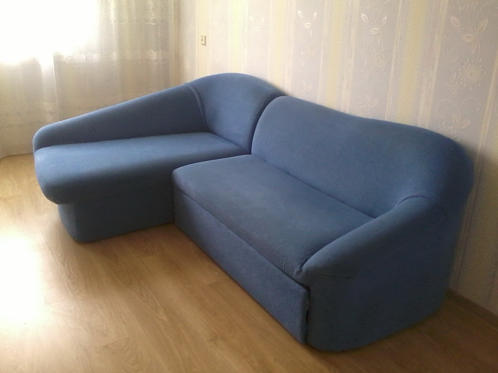 Продам диван раскладной синий БУ в Минске