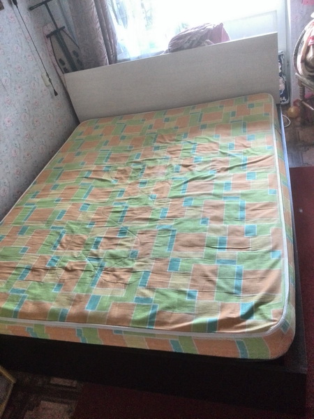 Продам кровать двухспальную с матрасом БУ в Минске