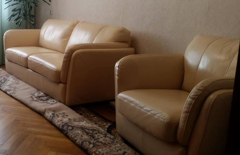 Продаю кожаный диван с креслом БУ в Минске